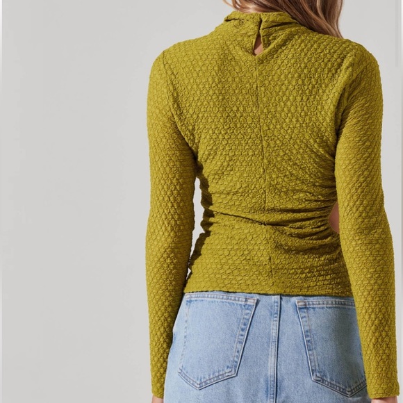 Astr The Label TEXTURED CUTOUT LONG SLEEVE TOP - Picture 3 of 6